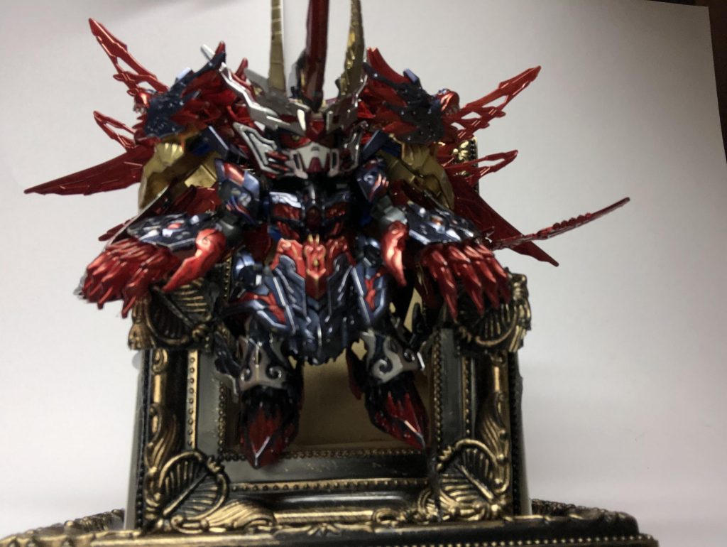 玉座に触れるのは第二形態まで…最初は信長、悟空のミキシングから始まって諸葛亮、趙雲、馬超と割と正義寄りのキャラが中心で作って立派な悪側の見た目になったので大満足です！ガンダムマーカーのダークブルーとロイヤルレッドのメタリックがイメージ通りの色になってくれたのも良かったです！次は魔王を倒す勇者側も作れたらなと思います！