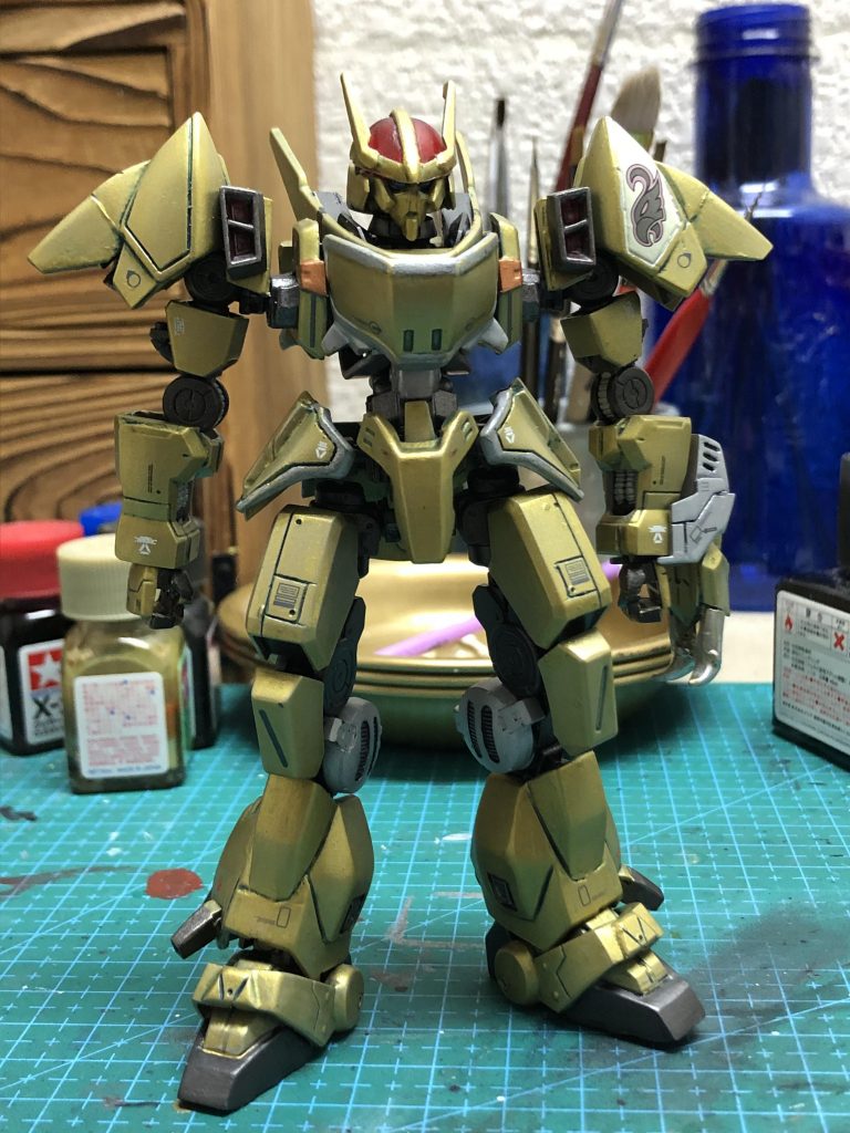 ウェザリング直前の状態。金色が少し明るく見えますね。顔を別のフェイスパーツに入れ換えたり、肩前方にスラスター追加したりとかなりアレンジをいれてしまいましたがザカールらしさは残せたかな…。