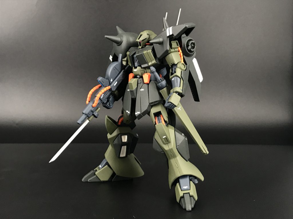 まずは一般兵仕様。基本的なR・ジャジャの武装に加えて肩アーマーやバックパックをザクⅢの物にしてます。塗装はAOZ に出てくるリーベン・ヴォルフを参考に塗ってます。赤いマスクのコンパチ仕様もリーベン・ヴォルフの設定画にあるスペースウルフ隊仕様の機体がかっこよかったので思いつきました。