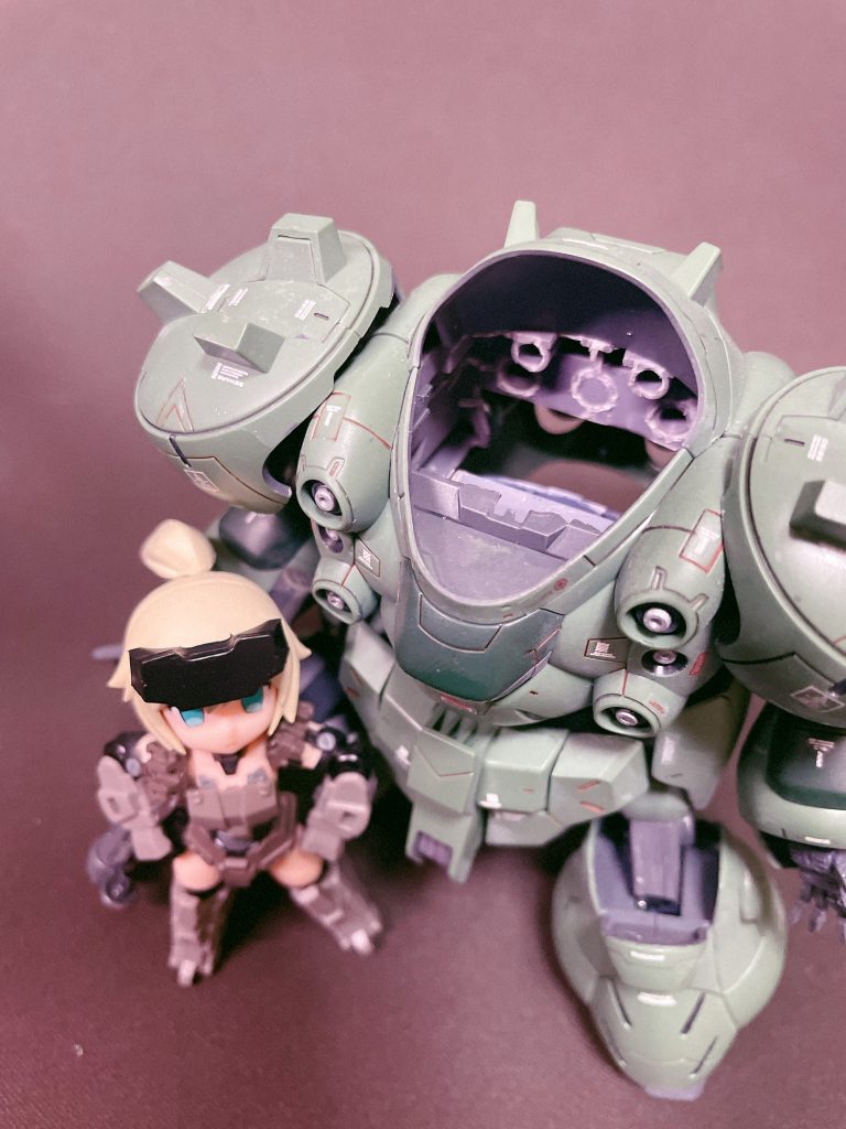 中身をくり抜き、ダボ軸を切り落としただけデスクトップアーミー側には何も加工せずに載せれます。さぁ、皆もグシオンに載せて遊ぼう！