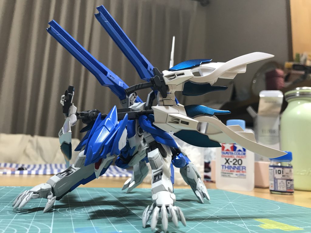 今回、白と青をメインカラーしています。青には4色を調色。ドラゴンモードの方には、腕足は白とニュートラルグレーを調色しています。元がクリアパーツのところは、メタリックに塗装しました。