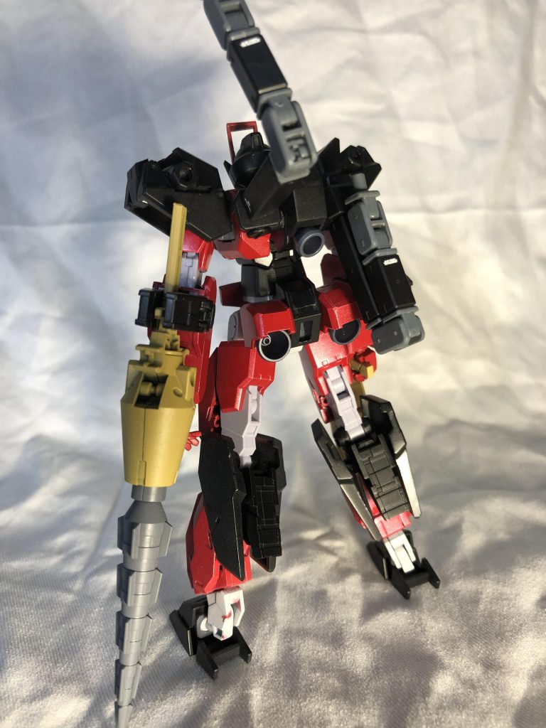 腰部後方ブースターは軸回転可動により真下から真上まで180°の角度をつけることができ、これにより高速機動下の姿勢制御を補助している。左肘の武器はクローで挟み込んで保持している。