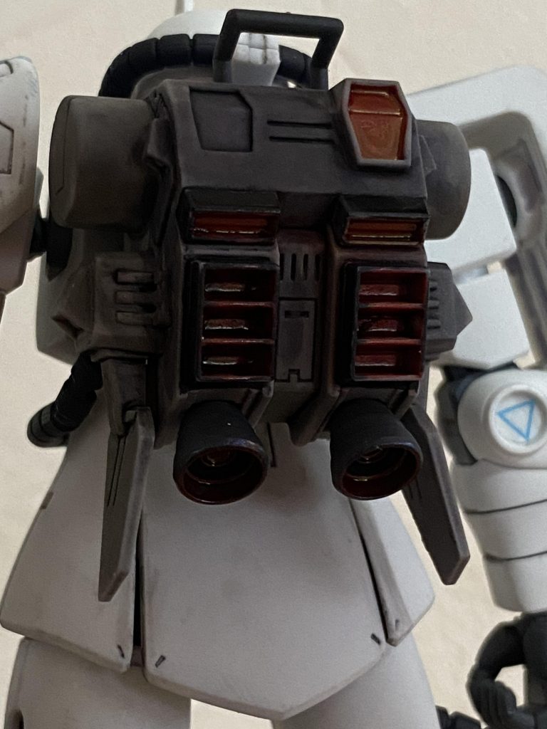 バックパックは息子が一度塗装していたので、剥がして塗り直しました。といってもガンマカで。