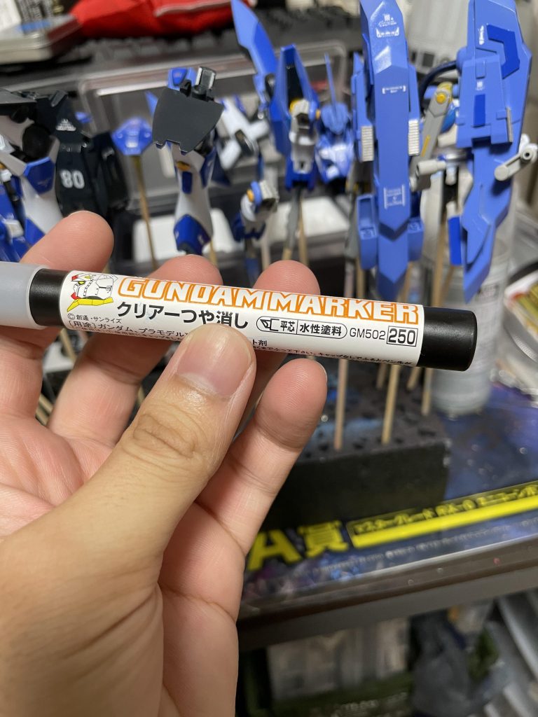 仕上げのつや消しは最近発売されたマーカーエアブラシ用のガンダムマーカーを使用( ¯▽¯ )私的には缶スプレーの方が効率と仕上げがわかりやすいと思いましたかね( ̄▽ ̄;)まぁなくなった時の呼びには使えそうです