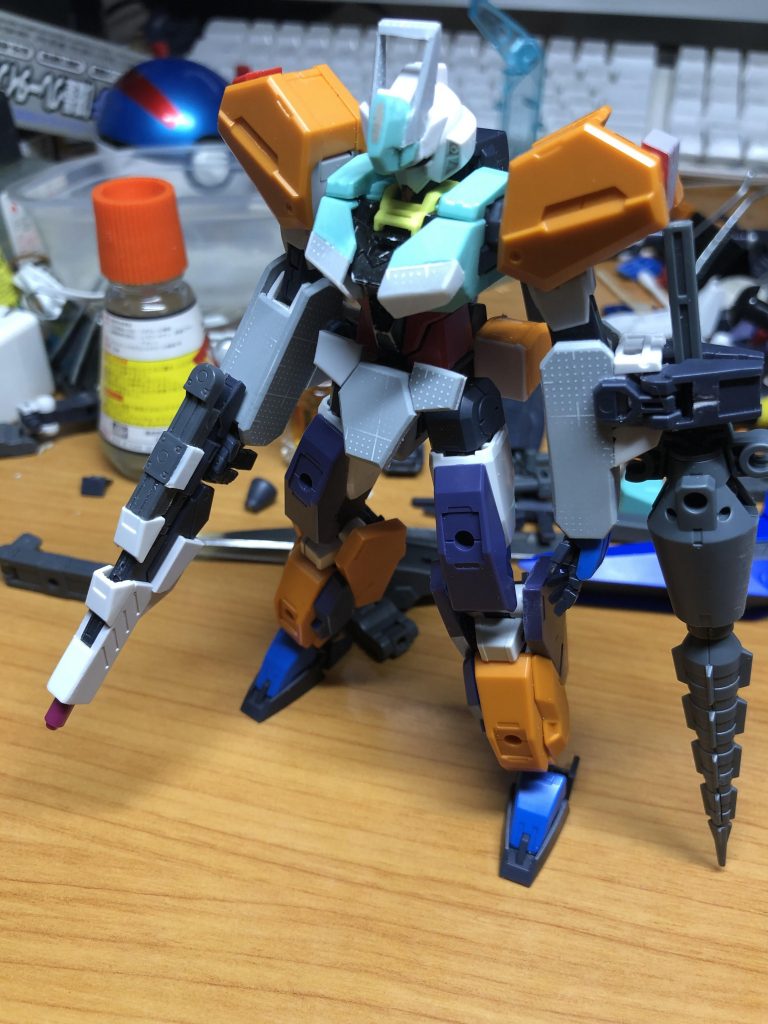 塗装直前です。今回はアーマー部分はほとんど改造しています。特に腕と膝下が顕著です。若干見づらいバスト周辺は下に