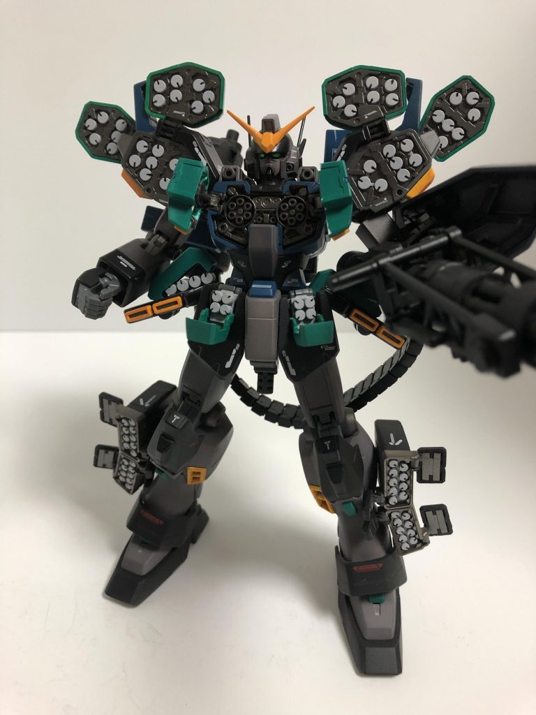 ヘビーアームズの最大の特徴。全砲門解放状態。ミサイル内部ハッチはガンメタル塗装。ミサイルはグレー塗装で現実のミサイルを参考にしました。