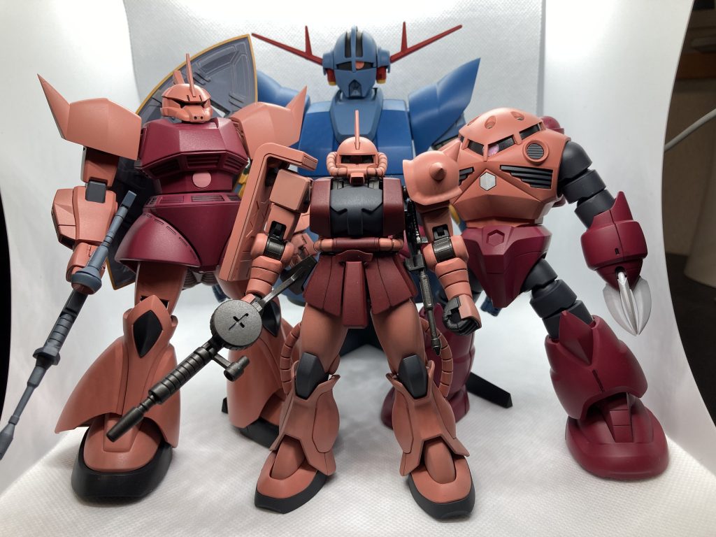 小学生の頃の夢だった「シャア専用MSを綺麗に作って並べたい」を約40年越しで叶える事ができ満足してます。あとはリックディアス、百式、サザビーかな。