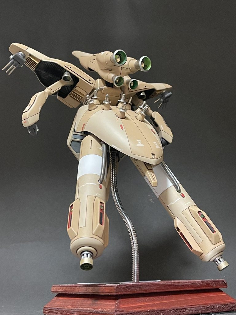 バーニアは上部4機の内下の2機(小さい方)は金属のタナダボで表現する予定でしたが重量の関係上NGとしました。タンク先端のバーニアはバルカンパーツの組み合わせでなんちゃって感丸出しと言う悪い癖？wをそのままにしてます。ファンネルに関しては研ぐと危ないのでメタルスタッズの凸パーツを強引に被せて形状アピールしてみました。