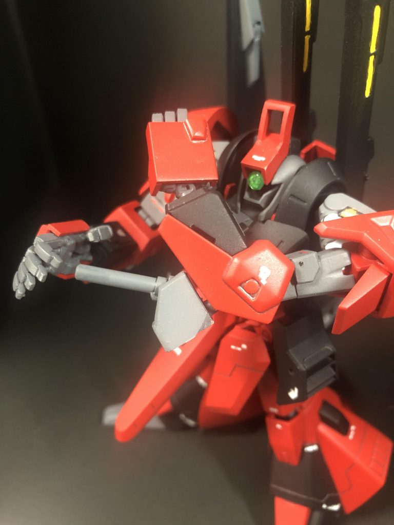 せっかく肘に可動軸があるのでちょっと変わったビームサーベルの装備を模索しました。肘ごと前に展開します。