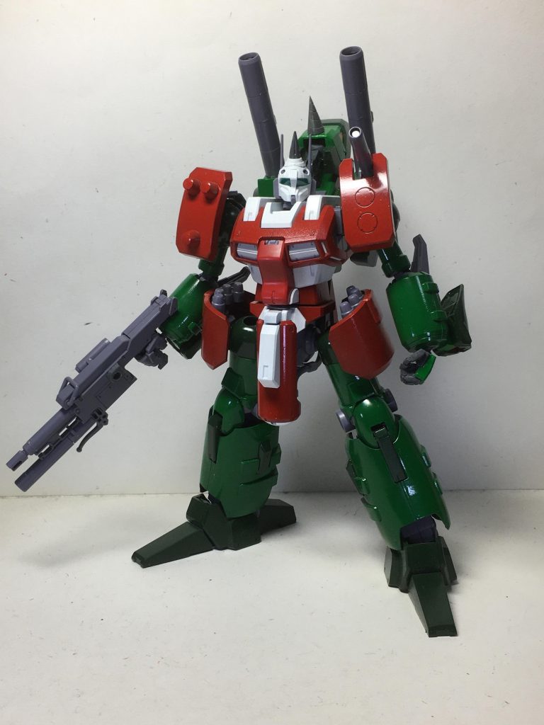前回組んだ「あうんキャノン」と同時進行で作った派生機の設定です。元の名前の「ディテクター」を「ディフェンダー」に変更し、これは守護神獣のあうんの守護にちなんでつけました。あまり変更点や改造箇所はないように見えますが、・肩の左右の走行を逆に・前腕にHGバウの足を追加・頭部に角を接着・ドッグ携帯用にMGHi-νの足を装着・ライフルが右肩に収納できるよう、余ったパーツで製作