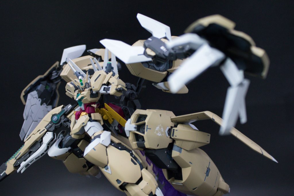 トップス部展開式パワーアームサタニクスの思想を継承した装備、大型駆動ユニット、推進機関と展開式パワーアームより構成されている。使用時は巨手のようなクローに変形して、圧倒なるパワーで相手を粉砕する、コントロールは本体の両腕と同調で動いて、またはクローを展開せずに、可動式シールドとしても使える。