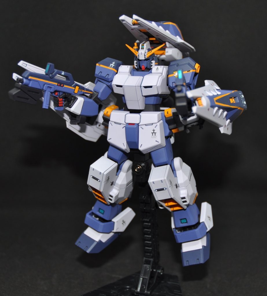 ライフルを構えて背面のシールドブースターは、ブーストポッドを最大まで引き出しておけば、前に倒しても頭にぶつからないようになっていて、三本のシールドブースターが前に突き出される姿は妙な迫力があります。…なおシールドブースターのピンストライプはあんまり綺麗にできてないので、そのうちやり直したいと思っていますキット!タブン!イツカ!ライフルのセンサーは合わせ目消してマスキングして・・・が面倒だったので、透明プラバン0.2mmに蛍光ブルーグリーンを塗り、裏側にラピーテープを張り付けたものを接着しました