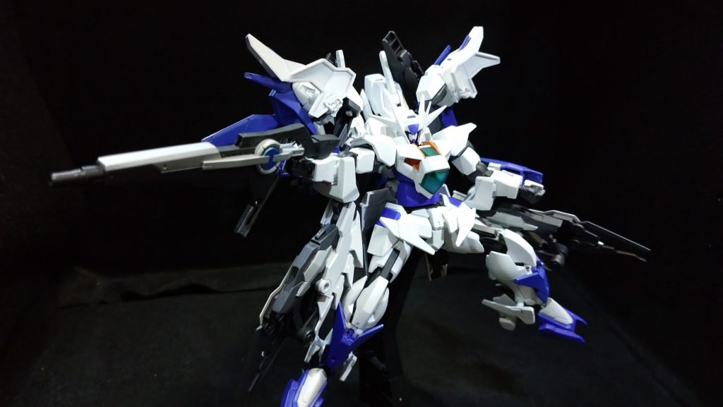 GNバスターライフル手持ちの大型ライフル。直接肘の太陽炉と接続することにより、強力な砲撃が可能となる。