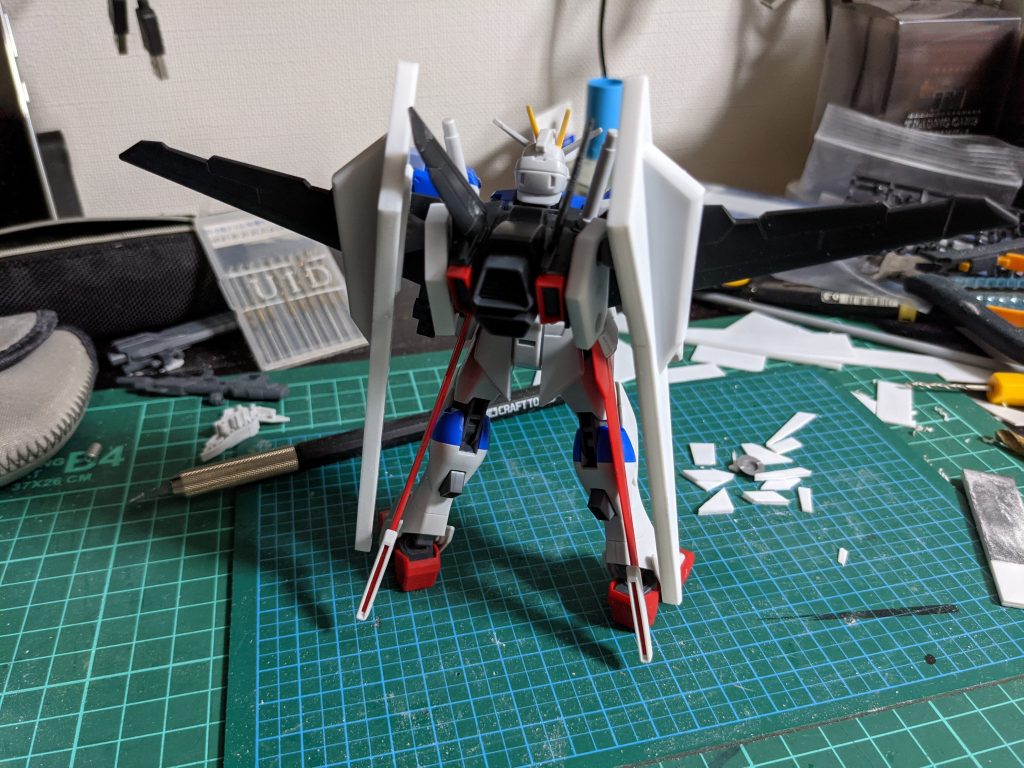 さてさて気になる(?)制作工程です。背中のバラエーナⅢと接続用アタッチメントはプラ板でフルスクラッチしています。実はバラエーナⅢの基部となるBJも元々のフォースシルエットにあった部分をそのまま利用していますw費用と時間短縮ですw