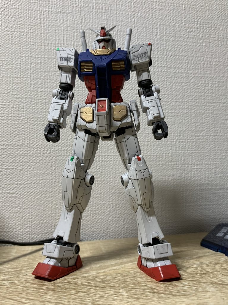 グレー部分の塗装前です。これはこれでよかったので、一度これで完成にしようか迷いました笑。