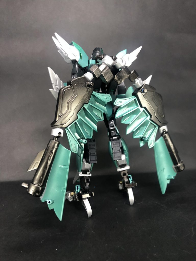 バックショット追加武装としてビーム手裏剣、翼から繰り出す無数の小型フェザービットがある。フェザービットはアーマー装着後使用可能。