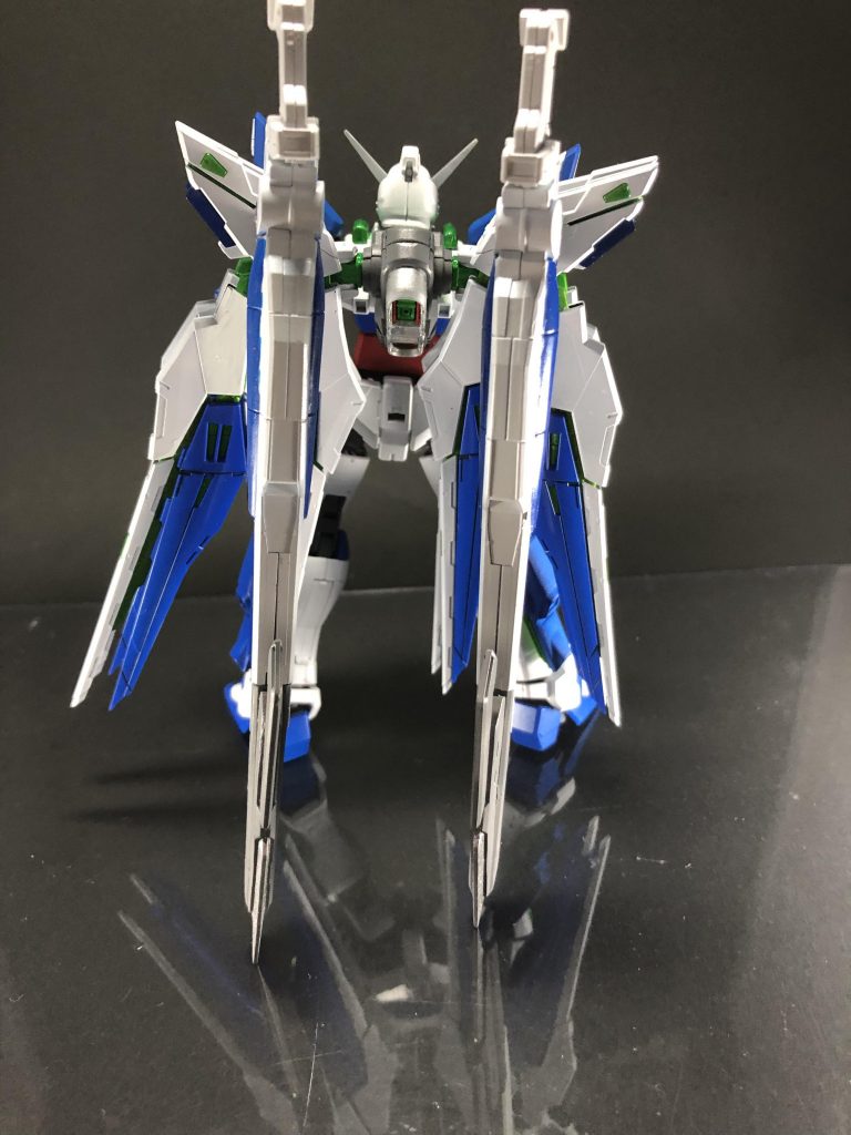 立ち姿はこんな感じです。まさにアレウスの正当進化機体と言った感じの出で立ちに仕上がりました。一応コンセプトとしてはヘリオスがフリーダムと混ぜたのでストフリと混ぜてみるかと言った感じです。