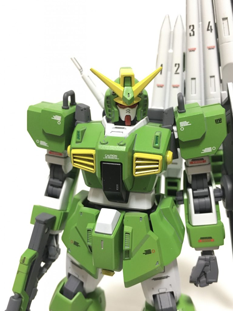 拡大。頭部はEGガンダム、腕部はダガーLから拝借してきました。