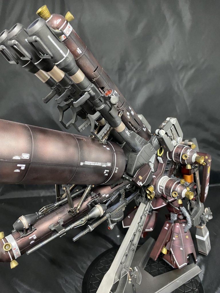 大型ランドセルと武器類もなども重量感が感じられらようにマット仕上げで。