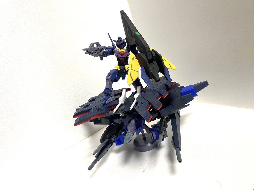 コアガンダムⅡ with タイタニクスアーマーアーマーを分離させることも可能であり、その場合は全兵装が前面に集中する重爆撃機として構成される