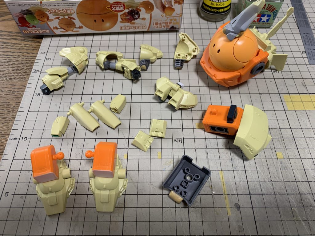 ハロローダーとSDのジ・オを切り刻みそれっぽくなるよう、組み合わせました。上の写真は、ある程度 手を加えながらもまだまだ思案中状態。