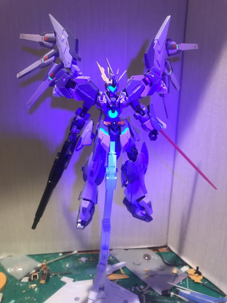 机汚い、すいません。武装は背部のGN大型ファング6機とGNバスターライフル。ライフルはコアスプレーガンと接続して火力を大幅に上げることができる。元々アルテミスに積んでいたビームサーベルも使用可能。左腕のビーム発振機を使用可能。ブラックライトにてコンデンサーが光る様に蛍光塗料のグリーンを塗装しました。