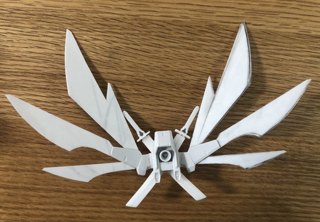 そして、鞘の部分追加後。造形は3mm角のプラ角棒を曲げて貼り合わせただけ。翼も大きくなりました！ちなみに、鞘に刀身は納めていません。鞘と刀の柄を針金でジョイントし、抜刀時は、柄と刀身パーツを針金ジョイントする方式です。