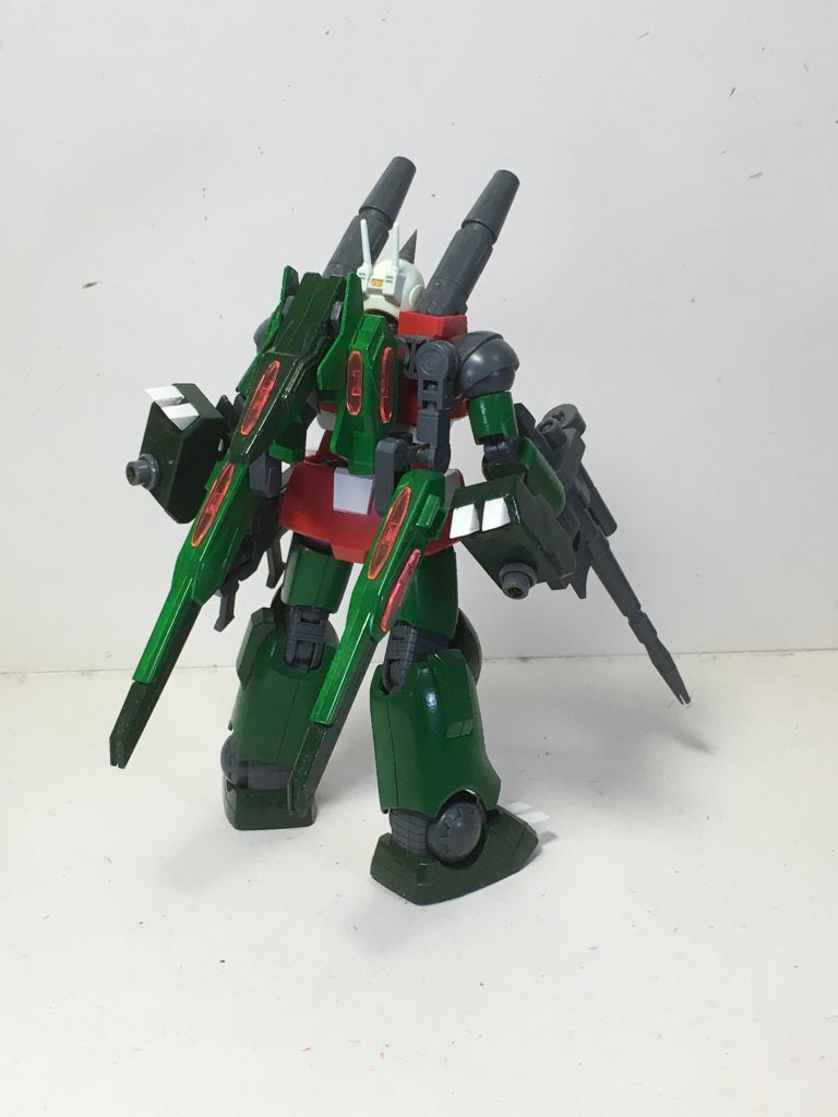 主な改造箇所としては、バックパックをスタービルドストライクに使用していたユニバースブースターを使用。接続できるように、別のパーツでつないでいます。前腕には鉄血のオプションパーツの、レールガンを接続するパーツを2つ使用しています。また、ビームライフルを収納できる改造をし、パワードジムカーディガンのマシンガンを追加。