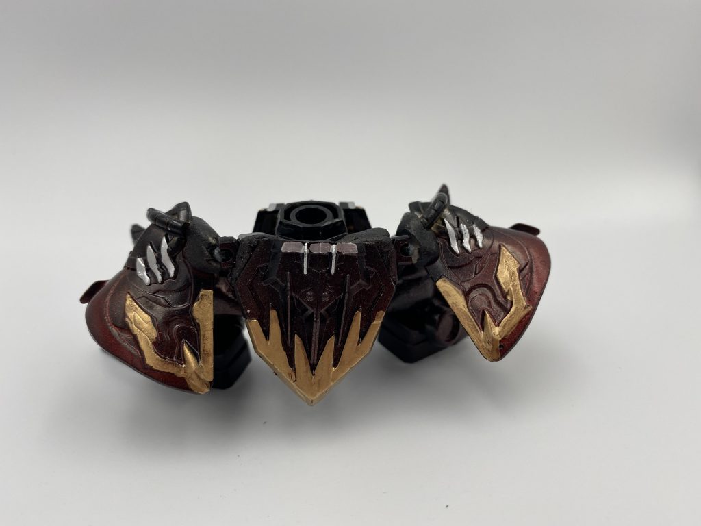 股関節はSMKフレームを使わせていただいてます。腰サイドアーマーは背面アーマーと、ボールデンで可動できるようにしてます。直立時、しゃがみ時で干渉しないようにしています。