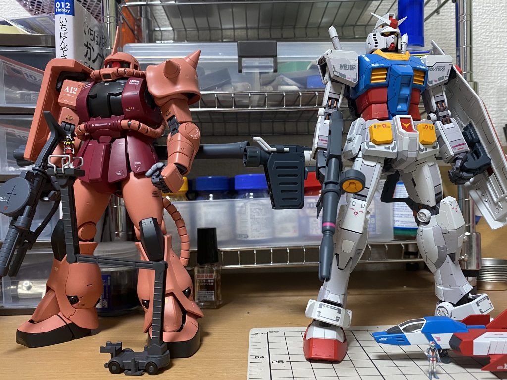 やっぱりシャアザクとガンダムは並べておきたくなりますよねぇ…!冒頭でも言いましたが、出来栄えに満足してます!!ですが、今どきのMGと違い武器が待たせづら過ぎた…。持ち手にダボはあるけど、浅くてすぐ外れちゃうんですよね。あとはパイプの部分、構造は悪く無いのですが、こちらも各所外れやすいですね。コレは俺の作り方が悪いのかも…。まぁなんやかんや言っても大満足ですよ!これはグフとかゲルググとかも欲しくなりますねぇ!!