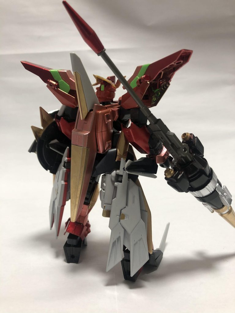 背面イージスの腰についているスラスター類は接続軸をずらして後ろに流せるようにしましたマントをイメージして外側は白に内側はマホガニーにしました