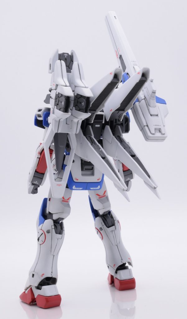 ミノフスキー・ドライブ・ユニット内部はHGUC V2に合わせたフィン状のディテールにしています。