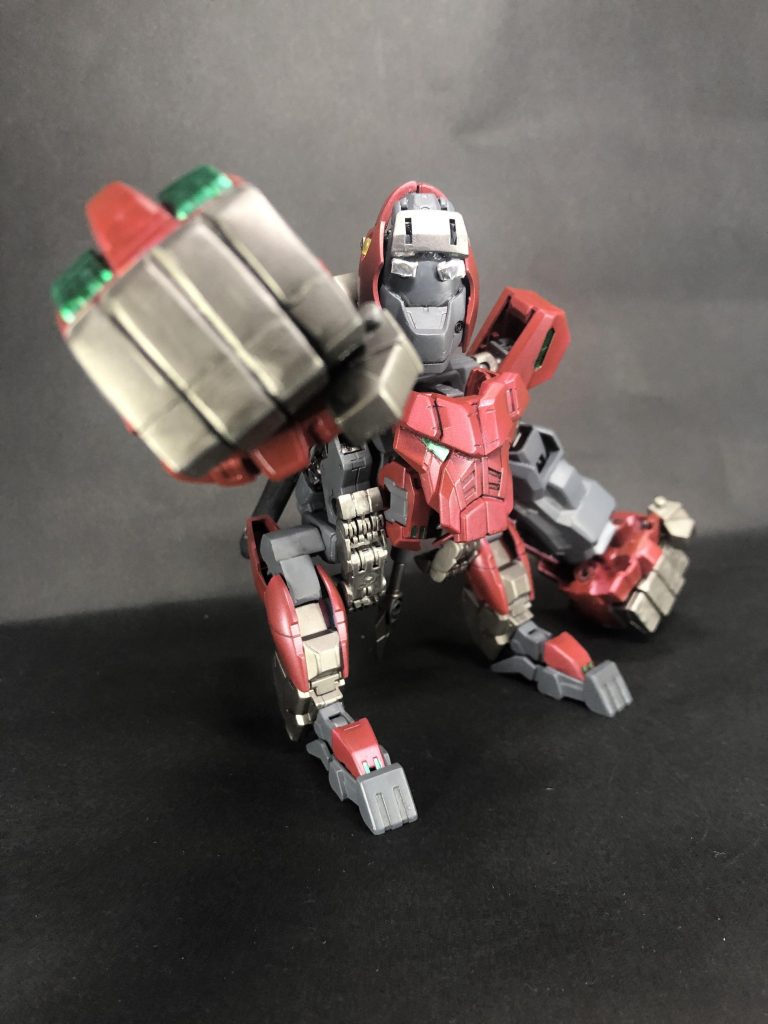 巨大な拳でパンチウホ！威力は絶大！だけど大振りなので避けられることもあるウホ…。 解説①サルトビはパワー特化型で、エネルギーを拳に集中させて威力を倍増出来るようになっている。その反面ステルスのような隠密向けの装備は搭載しておらず、主に陽動役としてハヤテをサポートする事となる。これには、ジライヤが隠密活動は得意だがパワー不足である点を補う目的もあり、ミッションや戦況に合わせてMAを使い分けるイブキのソロダイバーとしての戦い方が反映されている。