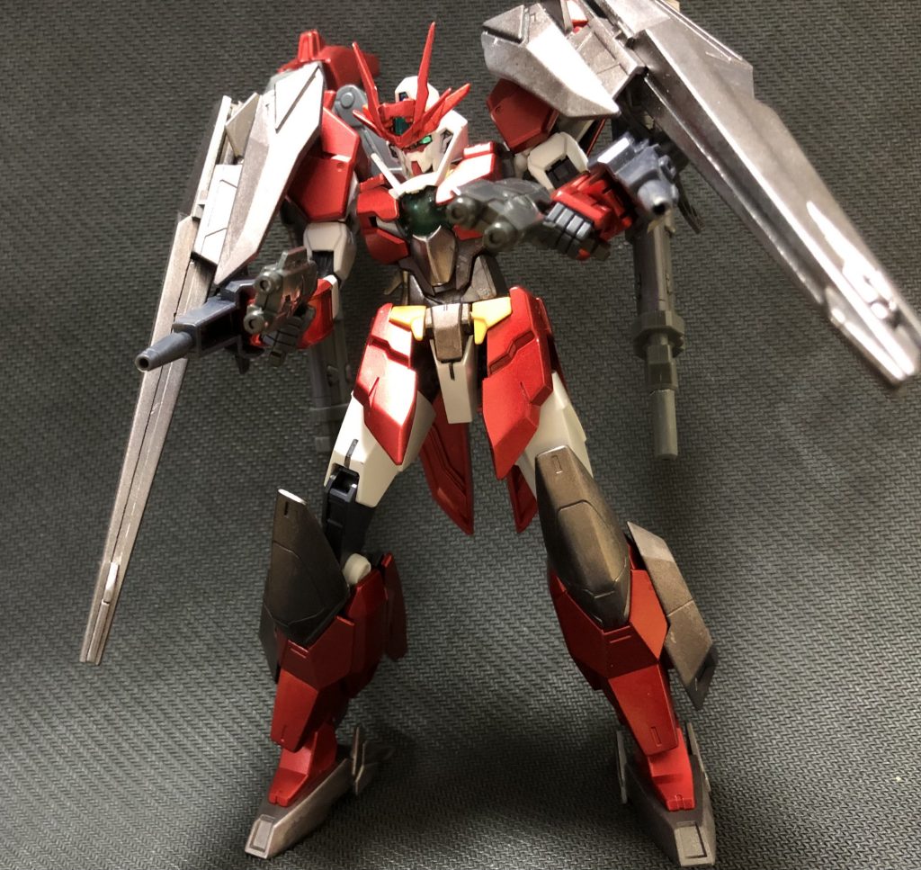 主な武装はビームピストル二丁腕にはビームガンを装備し、ビームコーティングマントを肩に装備