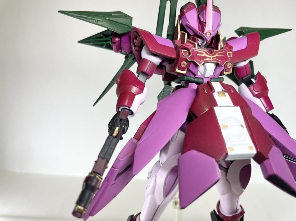 顔も薔薇の花を模した形状に出来て満足です。サバーニャにドムトローペンの足パーツを取り付けました。角はファルシアのものですがあえて形成色そのままで取り付けてみました。アクセントになっていい感じです!女王感を出すため1部金色を取り入れてます