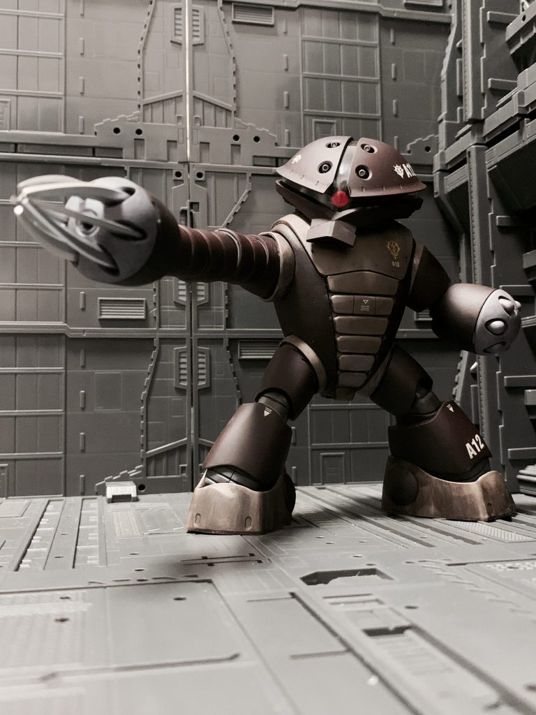 腕を伸ばして敵機を一撃的な。