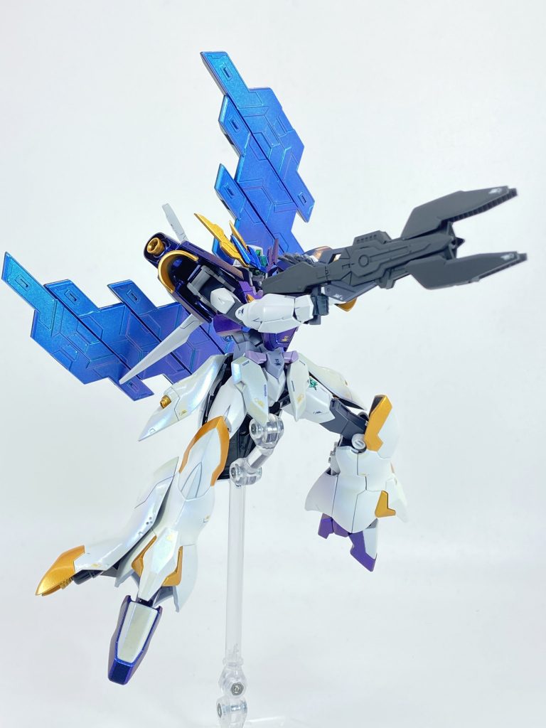 バレルを展開することでバーストモードに変形し高火力のビーム照射も可能。