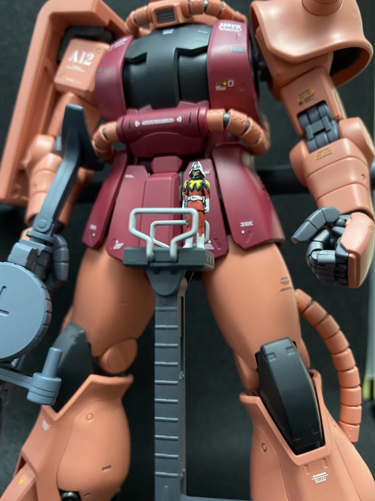 シャアを乗せられます!!塗装ムズすぎ!!