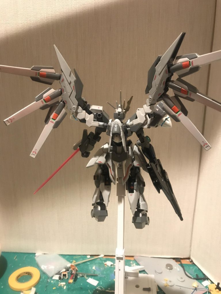 アルテミスの脚部スラスターはドッキング後も使用可能。GNファングはコンテナに磁石を仕込んで全て脱着可能。