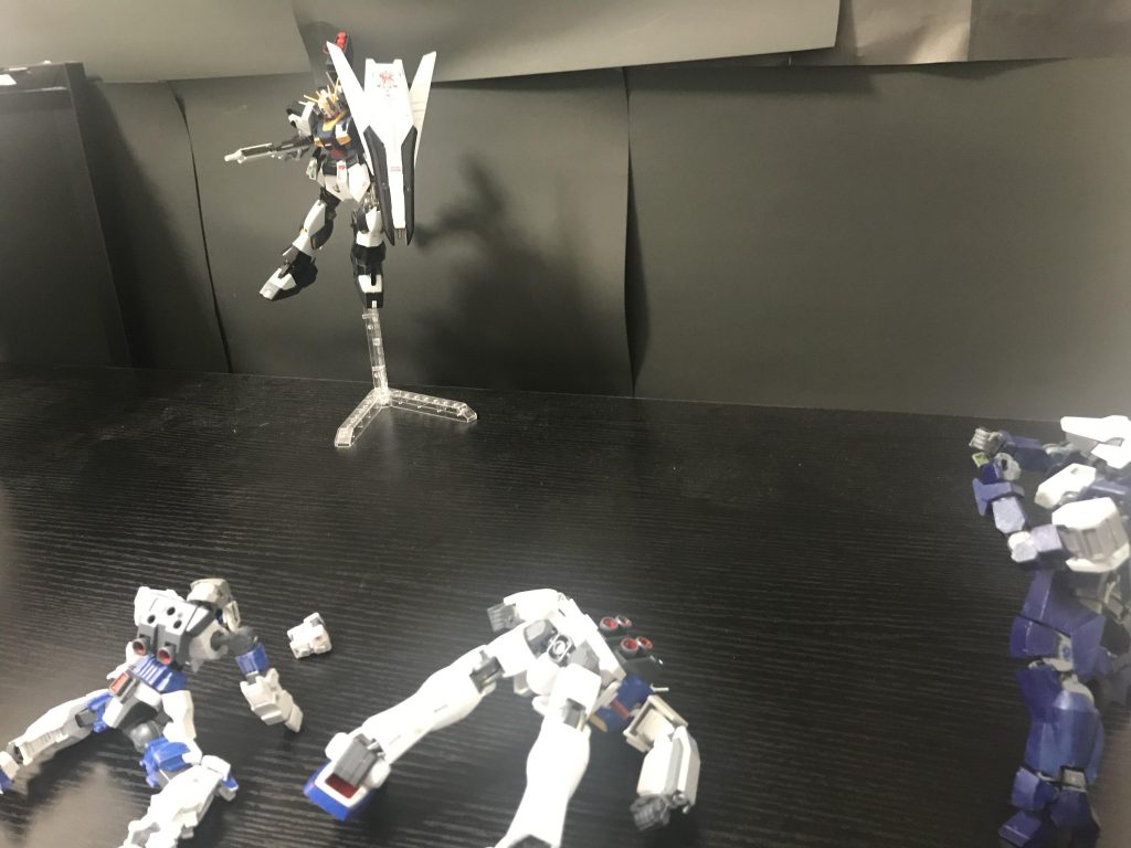 νsガンダム「あれ?一発外してる…」???「逃げろぉ〜」