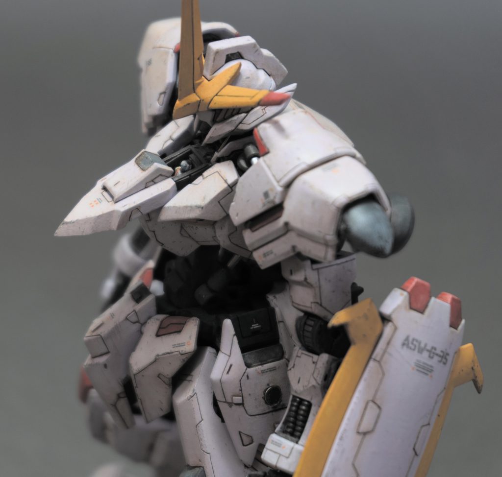 今回はコックピットも作ってみました。胸部装甲裏に磁石を仕込んだので、そのままスライドさせてコックピットを展開できます。せっかくなのでパイロットスーツのウィスタリオ君も作りました。