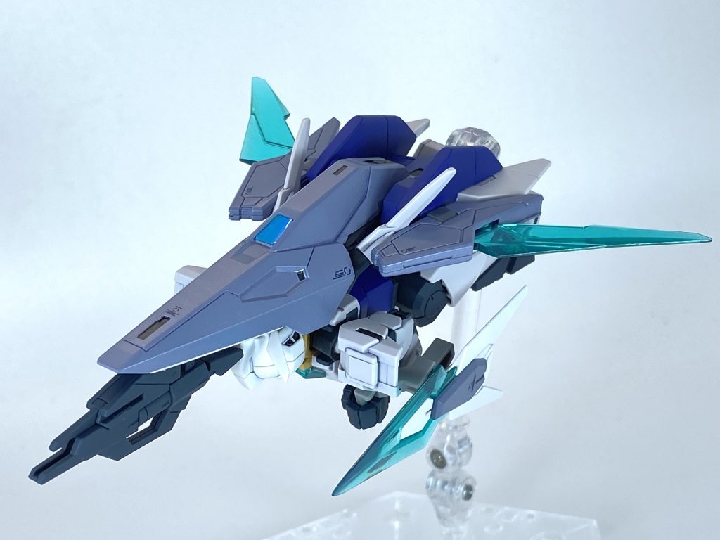 コアストライダーガンダムAGE-COREの飛行形態。主翼はシグルブレイドになっておりすれ違いざまに敵機を切り裂くことができる。