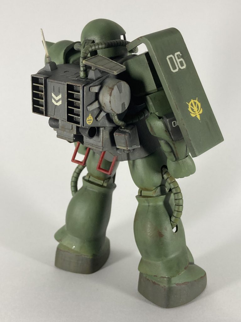 背面②胴体胸部の両横幅を斜めにカットし幅詰め、親指に少しパテを盛り足し、足の位置を立ち姿勢でS字ラインが入るように太もも位置を固定接着、足首がきちんと接地するように足首関節を切り離して固定接着しております。それ以外はキットそのままで作りました。