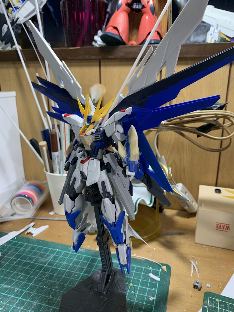 ここで竜人というコンセプトができ、大体のシルエットができてきました