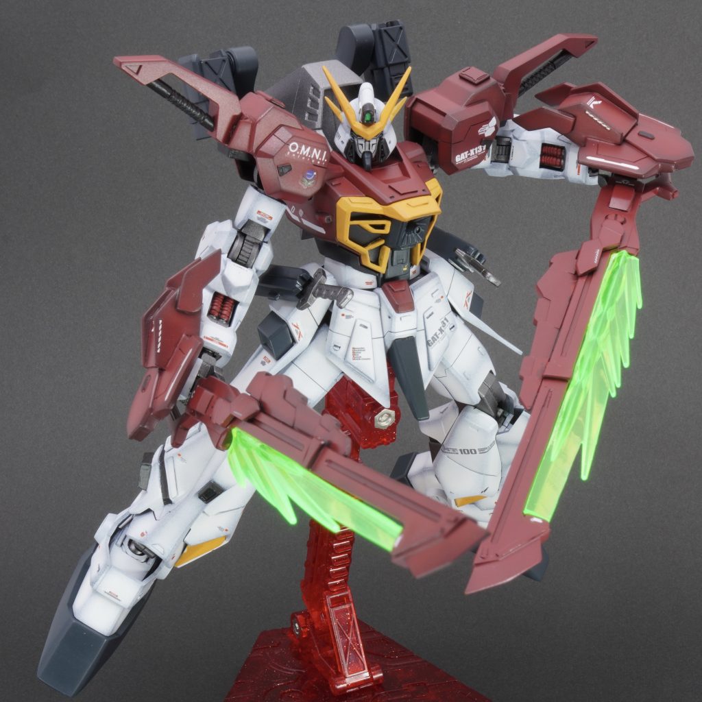 刃の部分はMGの大型ビームサーベル用のをカットして使っています。ちょっと大げさすぎる気もしますが迫力あって気に入ってます。