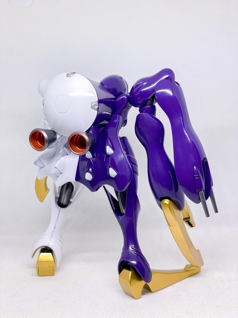 リアビュー。バーニア内部はメタリックレッドで。