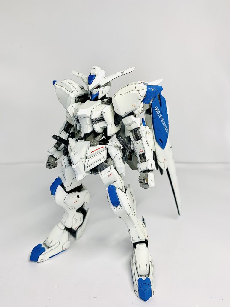 胸部や肩部の黄色をシルバーに変更してカラーリングを統一。