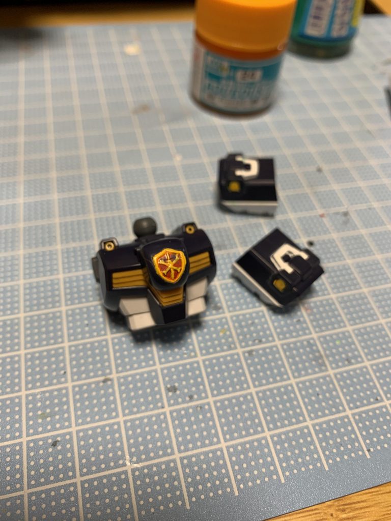 イイィィィィってなりながらネコの手の尖った方で塗ってます