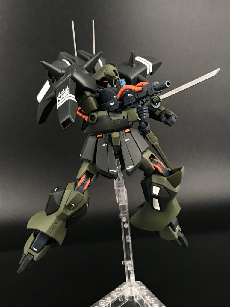 ライフルはR・ジャジャのキットパーツではなくザクⅢのキットに付いていた古い物を使ってます。銃剣になるヒートバイヨネットの取り付け基部を取り外ししたりしやすいようにジャンクパーツで良い感じに改造したりしてます。地味に大変でした(^_^;)