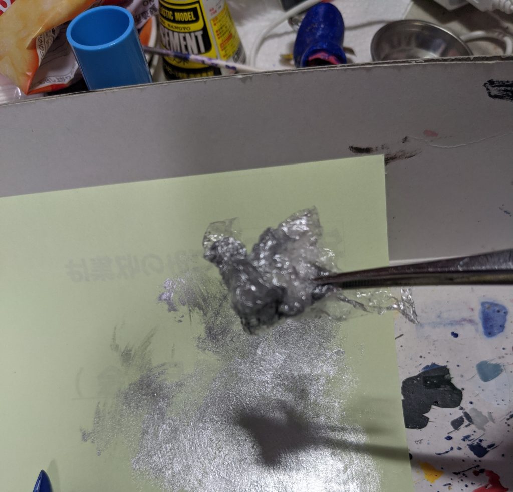 今回の秘密兵器。丸めたラップです。これでチッピングをまぶしていきます。